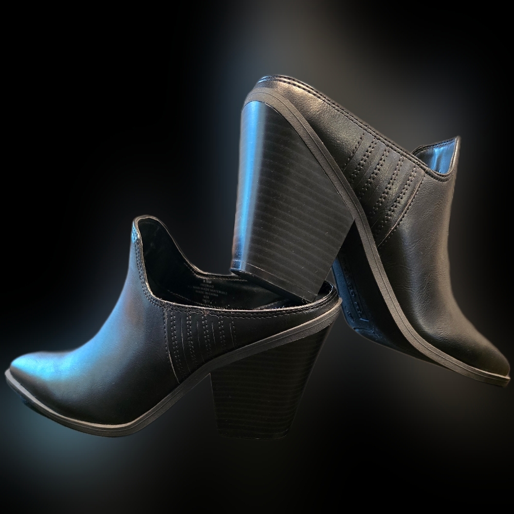 NWOT Indigo Road Black Women's Heeled Mules